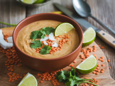 Comment préparer en 10 minutes une soupe veloutée de lentilles corail et lait de coco sans mixer