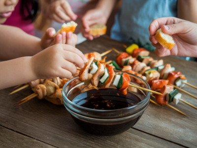Quelle marinade fonctionne à tous les coups pour des brochettes de poulet goûtées par les enfants