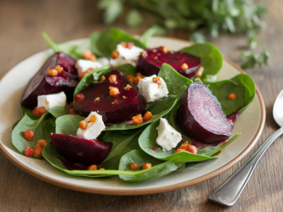 Quelle vinaigrette citron-miso utiliser pour sublimer une salade d'épinards, betterave et chèvre sans excès de sel