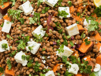 Comment préparer en 15 minutes une salade tiède de lentilles, patate douce rôtie et feta
